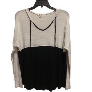 Lightweight Long Sleeve Drawing V-neck Hooded Top